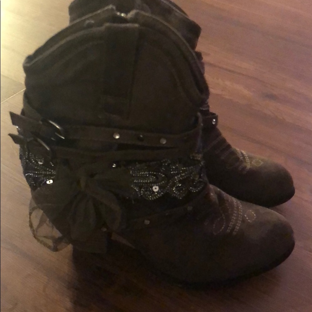 Short cowboy boots